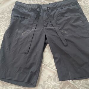 Women’s  FREE COUNTRY light weight hiking shorts size medium  (8-10) Gray